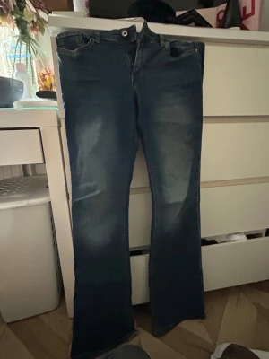Bootcut ifrån Only - Ett par blåa bootcut ifrån Only. De är i storlek 38 och är väl använda. De är ett hål vid midjan där man trär igenom skärpet (bild finns), de är även slitna vid fötterna och lite vid benen