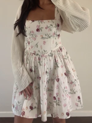 Klänning  - Slutsåld klänning ifrån Gina tricot! 