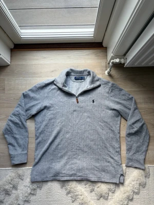 Ralph Lauren zip tröja - Tjena! Säljer nu denna riktigt snygga tröja från ralp lauren! Hör av er vid frågor och funderingar!🙌