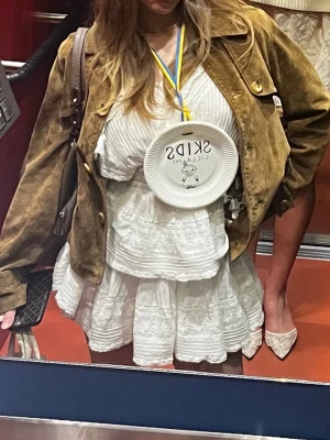 Love shack fancy studentklänning - Säljer min superfina studentklänning! I fint skick men har lite fläckar som syns på bilderna. De påverkar inte helhetsintrycket o syns knappt. En av dem är på insidan. Dom är från när jag strök klänningen och det var nog lite plast på strykjärnet.  Se ”Franset” på sista bilden  (På första bilden har jag en liten pin som håller för klänningen över bröstet lite mer men man kan bära den hur man vill, har även sett folk ha den off shoulder)  Köpt för omkring 3000 