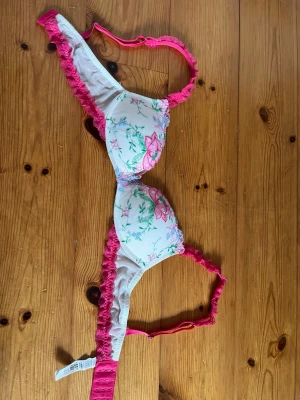 Blomming push-up bh från intimissimi - Supersöt push-up bh från intimissimi. Den har rosa spets och blommor på kuporna. Måste sälja då den tyvärr inte passade. Storlek: 75B. Priset kan diskuteras💕