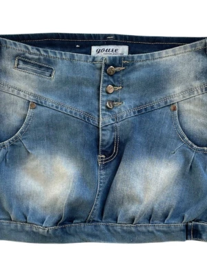 Denim miniskirt från Gouse - Blå jeanskjol med fickor, 3 knappar och dragkedja 💙 Midjemått: 70 cm + stretch. Längd: 33.5 cm. Jag brukar ha strl S i kjolar för referens! 