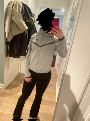 Nike tech  - Ghettoboih type shi. Nej men säljer då den börjar bli för liten❤️‍🩹❤️‍🩹