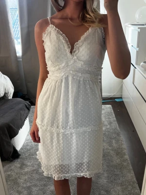 Vit klänning vero Moda  - Super söt vit klänning från vero Moda i storlek M, säljer då den blivit lite för stor💓