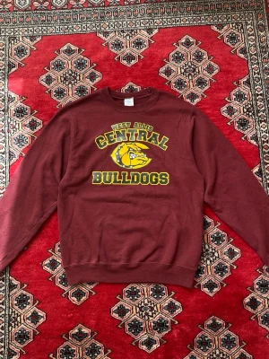 American football sweatshirt - Vintage American Football Sweatshirt.  Good condition.  With an tighter waist for a nice fit.  Size M/ smaller L.  Lenght 64cm Width 50cm  If you have any questions or offer, let me know:) 