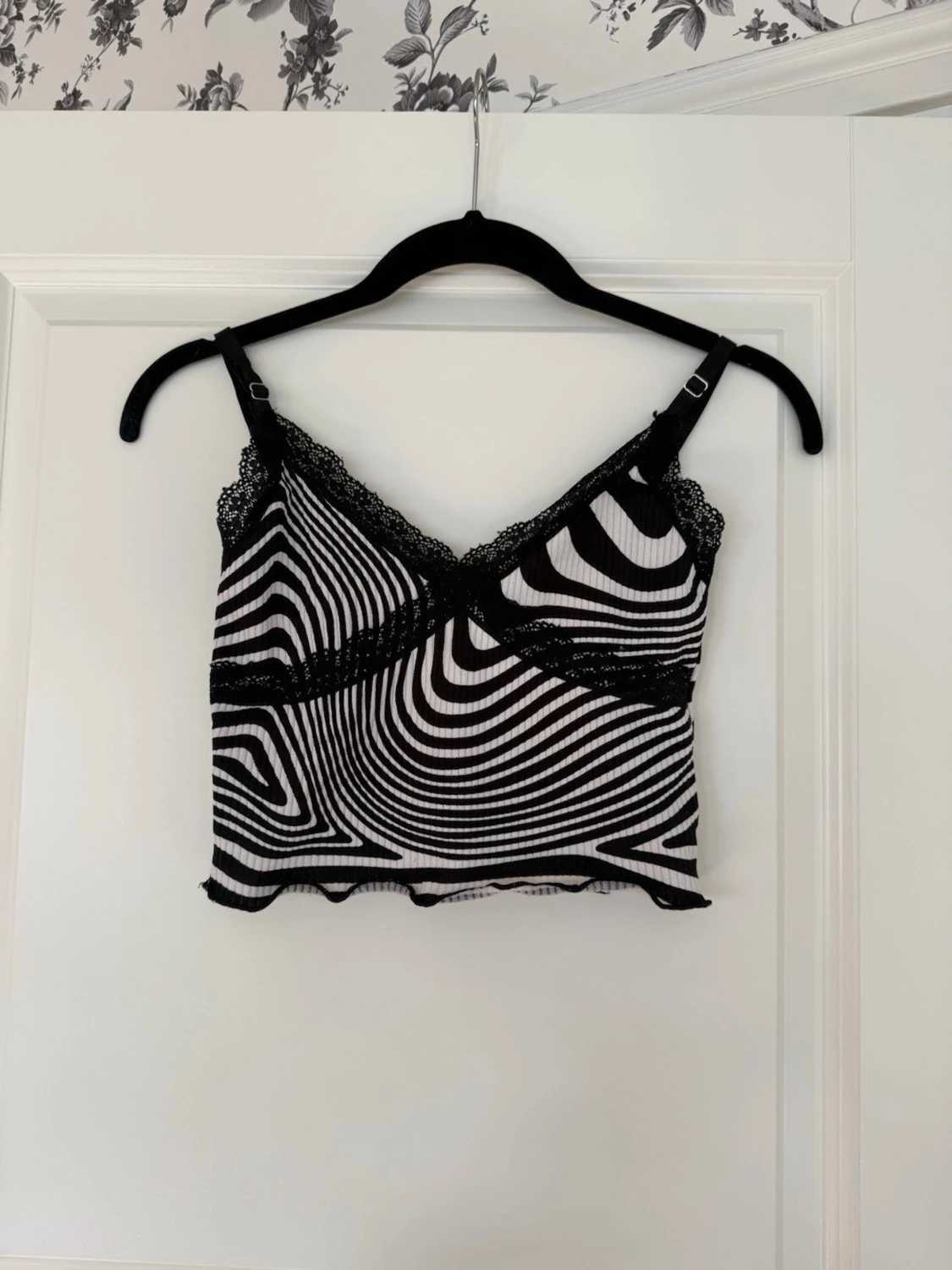 Svartvit ribbad linnetopp med spets, XS