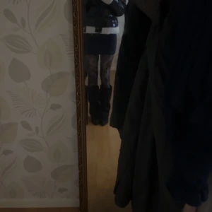 Svarta mockastövlar med dekorband - Köptes från vinted från en tjej helt nya bara använda en gång från mig strl 38 .