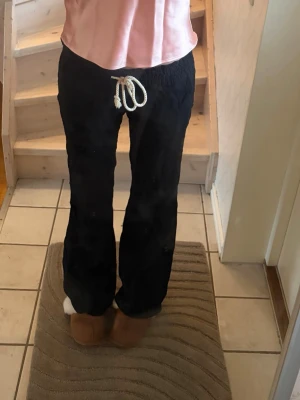 Roxy linnebyxor! - Säljer dessa jätte fina Roxy linnebyxorna i storlek S men passar också mig som at storlek XS, har sprättat upp vid bekändarna men inget som är slitet 🙌💓