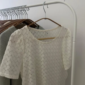 Vit blus - Supercute blus med lätt puffarm! Perfekt till sommaren💛🩷
