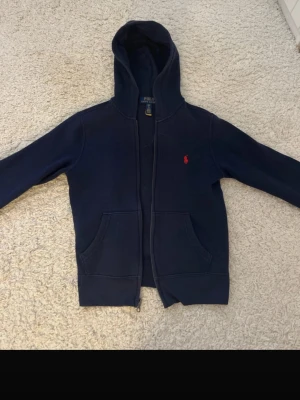 Ralph lauren zip up hoodie - Säljer denna mörkblå barn Ralph Lauren zip up hoodie i storlek barn S. Hoodien är i mycket bra skick!💕