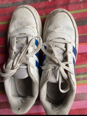 Sneakers - Lite slitna, skriv om du undrar något 💕