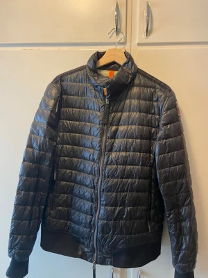 Svart dunjacka från Parajumpers - Snygg svart dunjacka från Parajumpers. Jackan är i stort sett i nyskick förutom att höger jackficka inte går att stänga. Vid snabb affär kan jag tänka mig gå ner i pris. Annars hör av er om ni har andra frågor! 
