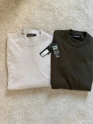 2 Helt nya stickade J.Lindeberg tröjor - Säljer 2st helt nya stickade tröjor från J.Lindeberg då de tyvärr inte passade. Nypris 1699kr/st. Säljer dem nu tillsammans för 1299kr. 100% italiensk merinoull. Först till kvarn.