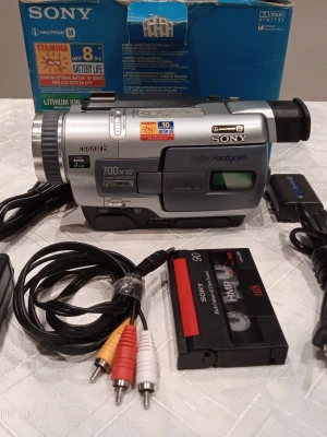 Sony Handycam DCR-TRV230E Digital8 hi8 video8 videokamera - Sony Handycam DCR-TRV230E Digital8 videokamera i silverfärgad plast med svart detaljer. Kameran har 700x digital zoom, LCD-skärm och flera anslutningsmöjligheter. Kameran har bl.a. USB, Firewire/dv/i-Link, S-video och AV utgångar. Medföljer laddare, AV-kablar. Perfekt för dig som gillar retrofilmning och vill digitalisera gamla minnen.         Ring vid frågor på 0700441696,   Kameran kan skickas, hämtas i Trollhättan eller i Göteborg