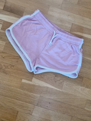 Rosa mjukisshorts - Mjukisshorts I strl 146/152 ,lite noporiga i bak.
