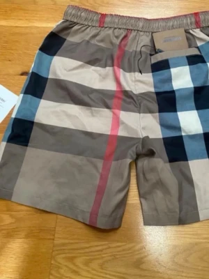 Burbery shorts - Jag säljer helt nya burbery shorts som är riktigt fin och passar bra till sommaren.