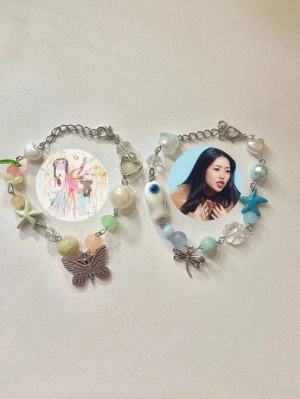 Beabadoobee bracelet - 100% handgjorda av mig! Snälla kontakta innan du trycker på köp nu, ifall de redan har blivit sålda på en annan app🫶🏼 kontakta och säg vilken du vill ha! #trinket #y2k #alt #emo #goth #anime #kpop #scene #whimsical #fairy #fairycore #fairygrunge #kawaii #coquette #sanrio #juminocore #shoujo #swag #mlp #mylittlepony #bluelock #saikik #demonslayer #naruto #jujutsukaisen #jjk #chic #beabadoobee #trinket #soft #sommar 