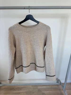 Stickad tröja från Lindex - Stickad tröja med lite detaljer. Är större än man tror.