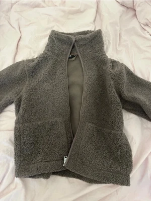 Mörkbrun teddyjacka med dragkedja - Mysig mörkbrun teddyjacka med hög krage och hel dragkedja framtill från lager 157💗