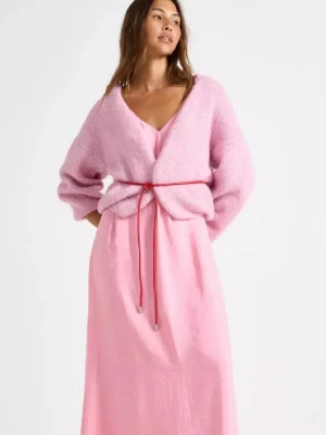 Rosa stickad kofta från Lindex - Mysig rosa stickad kofta/cardigan från Lindex med öppen front. Koftan har en avslappnad passform och är gjord i ett mjukt material som känns skönt mot huden. Perfekt att slänga över en klänning eller topp🥰💕