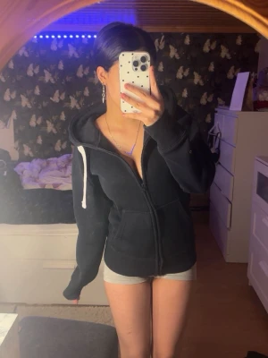 Marinblå Russemerch Heltny! - Har knappt använt den! Den sitter åt i midjan och magen. Armarna är lite långa. XS/S❤️