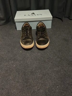 Lanvin svarta låga sneakers - Säljer mina länvins nu med en matt to box det är bara att skriva om någon fundering 