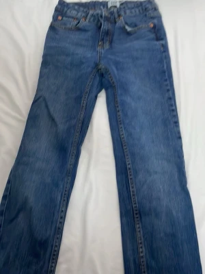 Blå jeans för killar  - Säljer ett par blå jeans med rak passform. Säljer åt min lillebror då dom inte passar honom mer. 🤗
