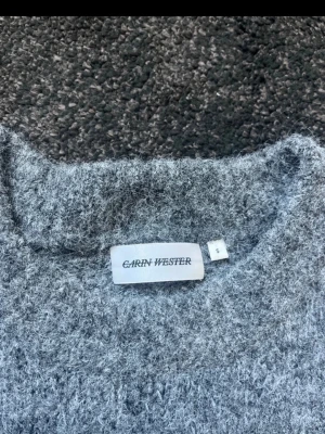 Stickad t-shirt  - Jättefin och fluffig tröja ifrån Åhléns. Nypris 399 och den är endast använd 3 gånger.