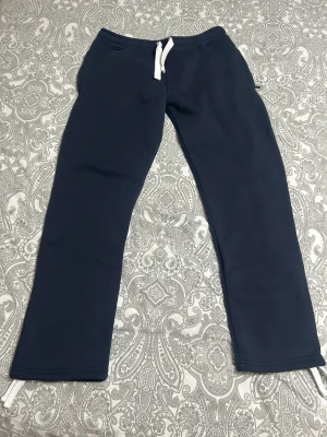 Russemerch  - Säljer Russemerch mjukisbyxa, använd endast två gånger och säljs på grund av att den inte kommer till användning. Storlek M men passar även L. Säljer även koftan som hör till setet❗️  Original pris: 499kr