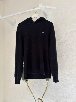 Mörkblå stickad hoodie från Morris - En snygg stickad hoodie från morris. Snören i halsen saknas. Köpt för ca 2100 kr för något år sedan