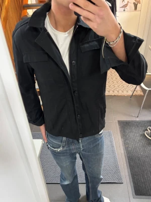 Svart Overshirt - Svart Overshirt i storlek M, skick 9/10. Pris 449, fraktas samma dag!