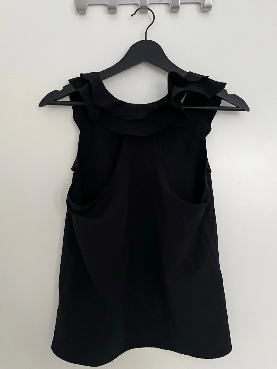 Svart ärmlös linnetopp med volanger - 4