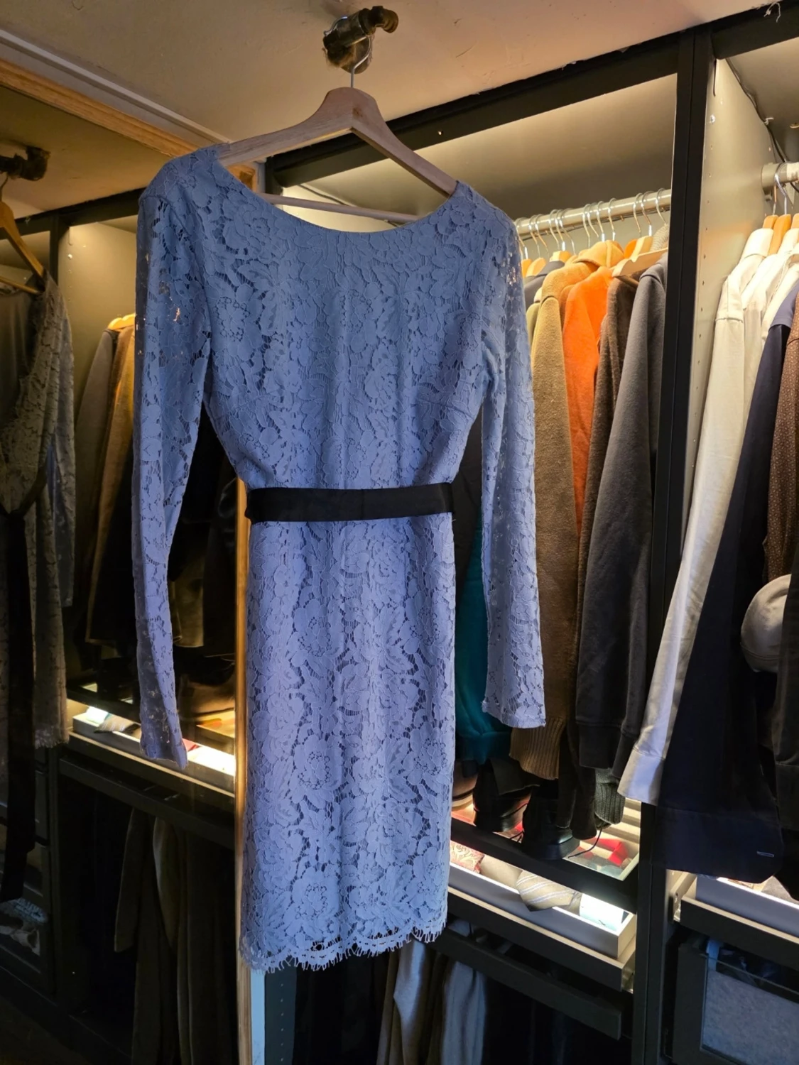 Ljusblå spetsklänning med svart rosett - 2