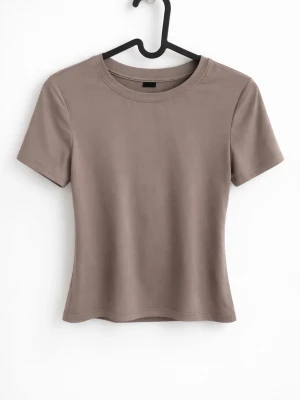 Beige kortärmad t-shirt från SHEIN - En basic beige t-shirt från SHEIN i storlek M. T-shirten har rund halsringning och korta ärmar. Tillverkad i mjukt material som känns skönt mot huden. Perfekt att matcha med jeans eller kjol för en clean och enkel look. Obs se nacken för trådar som släppt! 