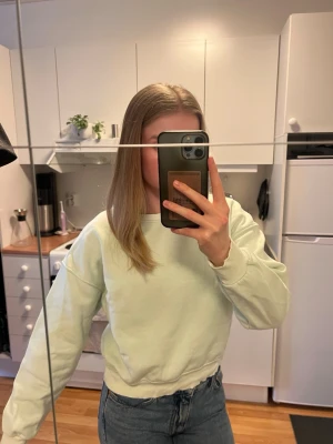 Mintgrön sweatshirt  - Perfekt färg till sommaren! Fin i skicket! Har tyvärr inte kommit till användning av mig 