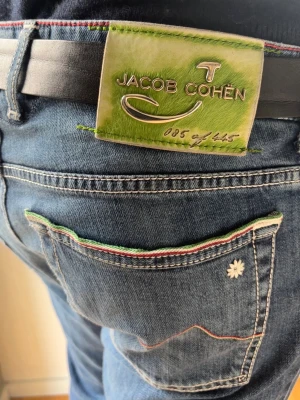 Jacob Cohën J688 Limited Edition Italy 85/445 - Otroligt sällsynta Jacob Cohën Limited Edition Italy 85/445 i världen . Sjuk premium! 🧵 Märke & Modell: Jacob Cohën - J688 Limited ed 🇮🇹 📏 Storlek & Passform: W35. Snygg & modern slim straight. 🧩 Material: 98% bomull / 2% elastan 📐 Mått: Midja 44,5 cm, innerbenssöm 84 cm, ytterbenslängd 109 cm ✅ Skick: 9/10, fint skick. Lite hår borta från patch men annars topp ✨ Detaljer: Grön pony hair patch & sidorand i Italiens färger 💰 Nypris ca 7000 kr 🧍‍♂️ Modell 189 cm 80 kg ‼️ Skickas inom 24h‼️