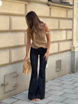 Alobha jeans - Säljer mina HELT nya Alobha label jeans i mörkblå. Aldrig använda och säljer pågrund av att dom var lite för små.  Tryck gärna köp nu. Skriv för frågor och egna bilder!