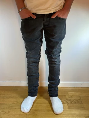 Dondup George jeans! - Dondup George jeans! Trendigaste jeansen på marknaden! Har nåra små fläckar vid framsidan, inget man märker. Storlek w30, osäker på passform fråga om mått☺️ Ny pris=4000kr Säljs för 899kr