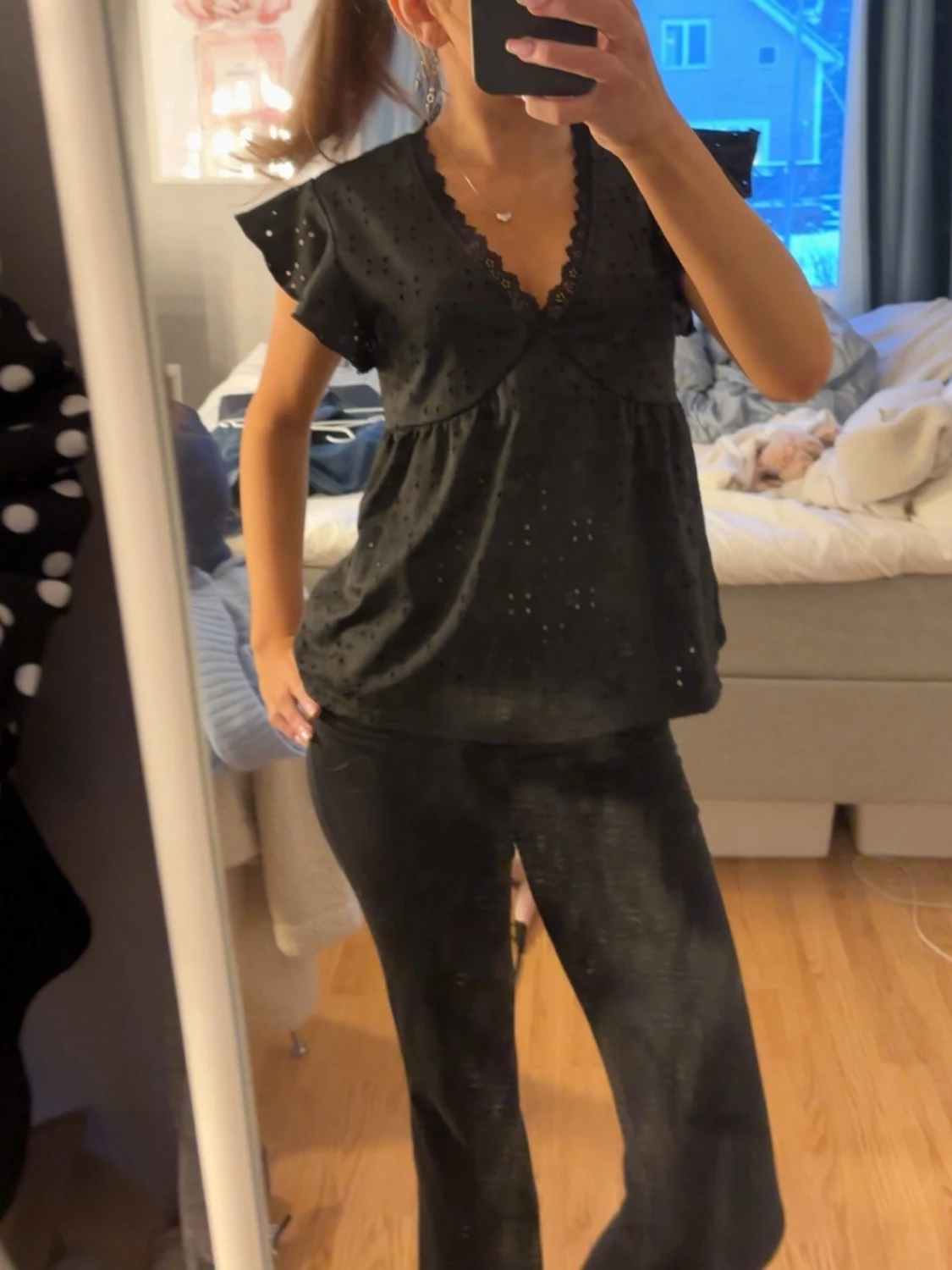 Svart blus med spets och volang - 1