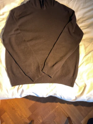 John Henric quarter zip - john Henric cardigan, aldrig använd med tagg kvar i storlek L, säljs då den ej kommer till användning.  Tveka ej på att höra av er vid fler frågor!