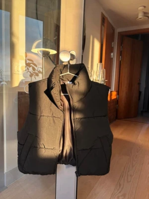 Svart väst från H&M divided - Så snygg väst från H&M divided i storlek XS🖤🫰🏻aldrig använd
