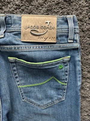 Jacob Cohën J622 Limited Edition (Nr 331/471) | Japansk premiumdenim - Exklusiva Jacob Cohën i Limited Edition (nr 331 av 471). Otrolig premiumkänsla, sällsynt tvätt med lyxig japansk denim! 🧵 Märke & Modell: Jacob Cohën - J622 LTD 📏 Storlek & Passform: Storlek 31. Slim straight. 🧩 Material: 99% bomull / 1% elastan 📐 Mått: Midja: 39,5 cm Innerbens-sömm: 74 cm Ytterbenslängd: 96 cm ✅ Skick: 9,5/10 - Mycket fint skick, sparsamt använda, inga defekter.  ✨ Detaljer: Unik patch i ponnyhår, silverknappar. 💰 Nypris: Ca 8000 kr på dessa ‼️ Skickas inom 24h‼️