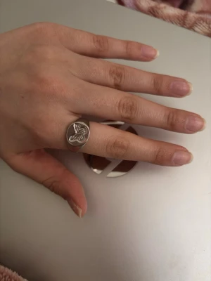 Silver ring med fjäril - Säljer denna ring då det är inte min stil längre. Har aldrig använt den. 