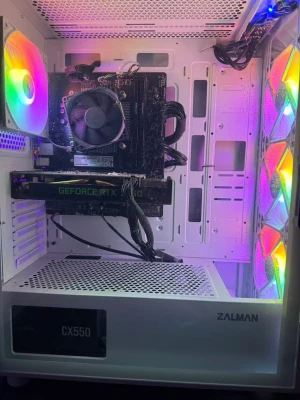 Stationär gamingdator med RGB-belysning - Säljer en komplett och redo gaming/streaming-setup i fint skick. Perfekt för gaming, studier eller hemmakontor.  🖥️ Dator: • RTX 2060 grafikkort • Intel Core i5 (10th gen) • 16 GB RAM • 500 GB SSD (snabb uppstart och laddning)  🖥️ Skärmar: • 1 st 144Hz • 1 st 165Hz Båda fungerar felfritt och ger väldigt mjuk bild vid gaming.  🎤 Mikrofon: • Razer Seiren Mini — bra ljud för Discord, streaming eller möten.  Allt kan säljas tillsammans eller separat vid rätt pris.  Tot Pris: 10000