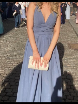 Balklänning  - Jag säljer min balklänning från oh Molly dress. I jättefin duvblå färg, med djup rygg och ett band som knyts i midjan som skapar rosetten där bak. Klänningen är omskydd hos skräddare i axlarna då de var väldigt långa. Klänningen är lite sliten i tyget längst ner där jag råkat kliva på den men inget som syns. Nypris 2000kr. Jag är 168 cm lång.