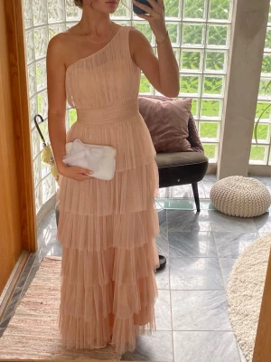 Ljusrosa balklänning  - Superfin ljusrosa balklänning med volangdetaljer i flera lager och med ett markerat midjeband🌸 endast använd en gång! Skriv för mått eller frågor :)