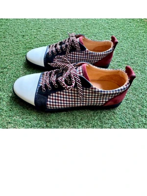 Christian Louboutin - Säljer ovanliga Loubs, köpta helt nya via vestaire legit check! Storlek 44 otroligt snygga