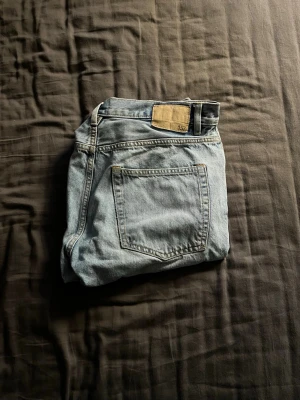 Ljusblåa jeans från Lager 157 - Säljer ett par klassiska ljusblå jeans från 157 med raka ben. Mått W 31 L 30