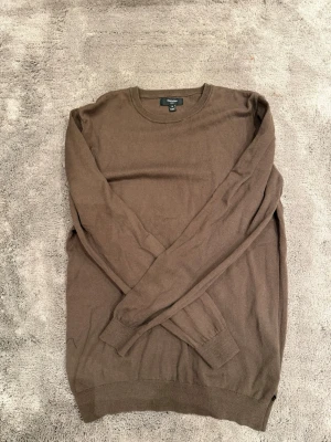 Brun stickad tröja från Matinique  - En enkel och stilren brun stickad tröja från Matinique. Varan är knappt använd och i toppen skick!