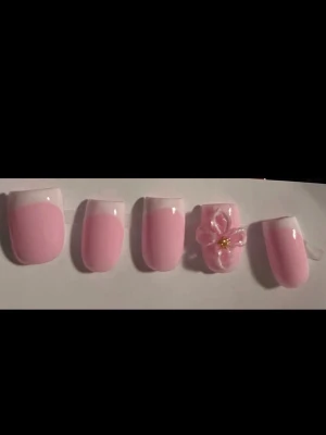 Press-on naglar fransk tip och rosa blomma - Skriv gärna vid frågor eller beställningar, finns i alla storlekar och i kort eller medium längd!!💗💕Lim ingår och de är återanvändbara💖